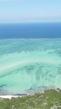 Zanzibar, Tanzanya - kıyıya yakın okyanusun dikey videosu, yavaş çekim