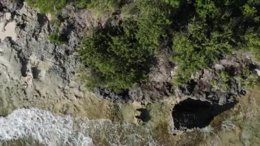 Zanzibar, Tanzanya - kıyıya yakın okyanusun dikey videosu, yavaş çekim