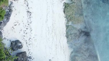 Zanzibar, Tanzanya - kıyıya yakın okyanusun dikey videosu, yavaş çekim