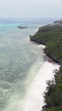 Zanzibar, Tanzanya - kıyıya yakın okyanusun dikey videosu, yavaş çekim