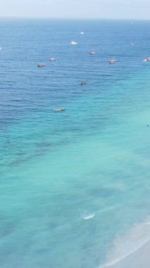 Zanzibar, Tanzanya - kıyıya yakın okyanusun dikey videosu, yavaş çekim