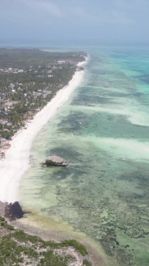 Zanzibar, Tanzanya - kıyıya yakın okyanusun dikey videosu, yavaş çekim
