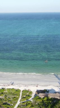 Zanzibar, Tanzanya - kıyıya yakın okyanusun dikey videosu, yavaş çekim