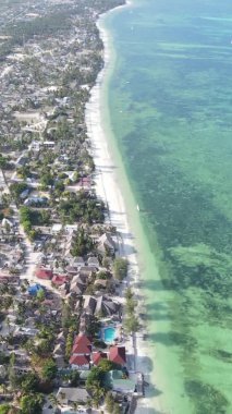 Zanzibar, Tanzanya - kıyıya yakın okyanusun dikey videosu, yavaş çekim