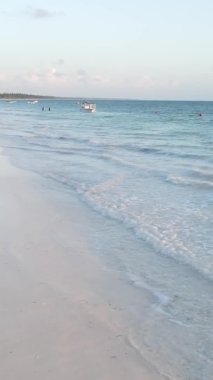 Zanzibar, Tanzanya - kıyıya yakın okyanusun dikey videosu, yavaş çekim