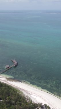 Zanzibar, Tanzanya - kıyıya yakın okyanusun dikey videosu, yavaş çekim