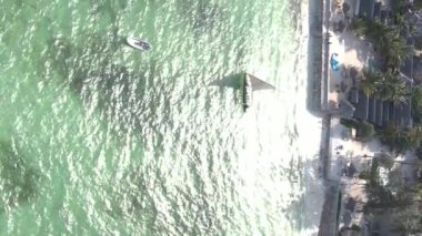 Zanzibar, Tanzanya - kıyıya yakın okyanusun dikey videosu, yavaş çekim