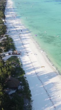 Zanzibar, Tanzanya - kıyıya yakın okyanusun dikey videosu, yavaş çekim