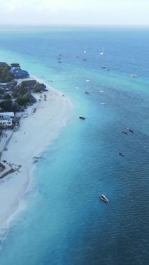 Zanzibar, Tanzanya - kıyıya yakın okyanusun dikey videosu, yavaş çekim