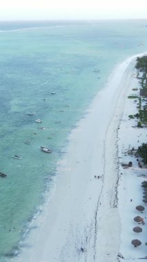 Zanzibar, Tanzanya - kıyıya yakın okyanusun dikey videosu, yavaş çekim