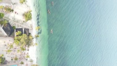 Zanzibar, Tanzanya - kıyıya yakın okyanusun dikey videosu, yavaş çekim