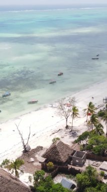 Zanzibar, Tanzanya - kıyıya yakın okyanusun dikey videosu, yavaş çekim