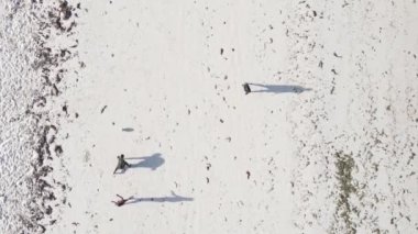 Zanzibar, Tanzanya - Sahilde futbol oynayan dikey videocular, yavaş çekim
