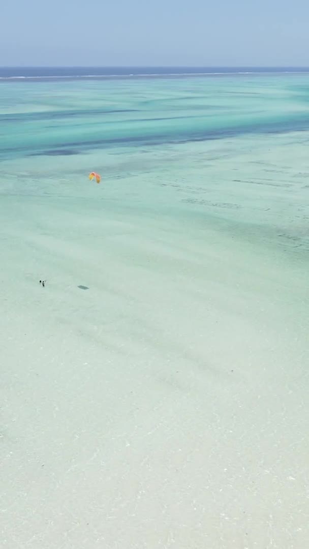 Zanzibar Tanzânia Vídeo Kitesurf Vertical Perto Costa Oceano Câmera Lenta — Vídeo de Stock