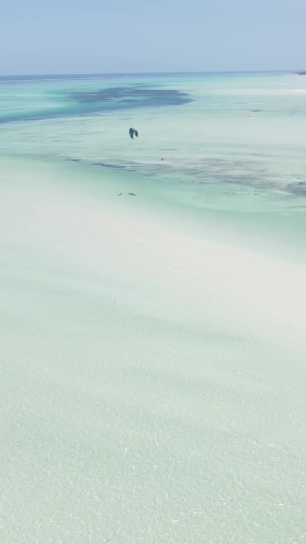 Занзибар Танзания Вертикальное Видео Кайтсерфинга Берега Океана Замедленная Съемка — стоковое видео