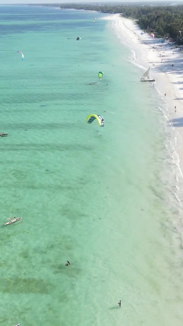 Zanzibar Tanzania Verticale Video Kitesurfen Buurt Van Kust Van Oceaan — Stockvideo