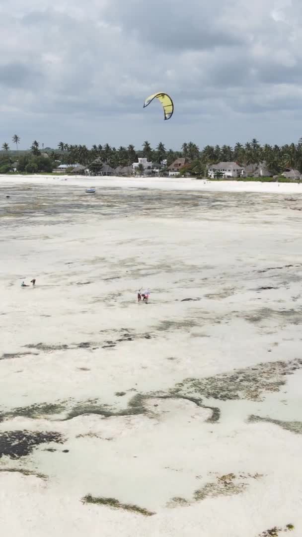 Zanzibar Tanzania Verticale Video Kitesurfen Buurt Van Kust Van Oceaan — Stockvideo