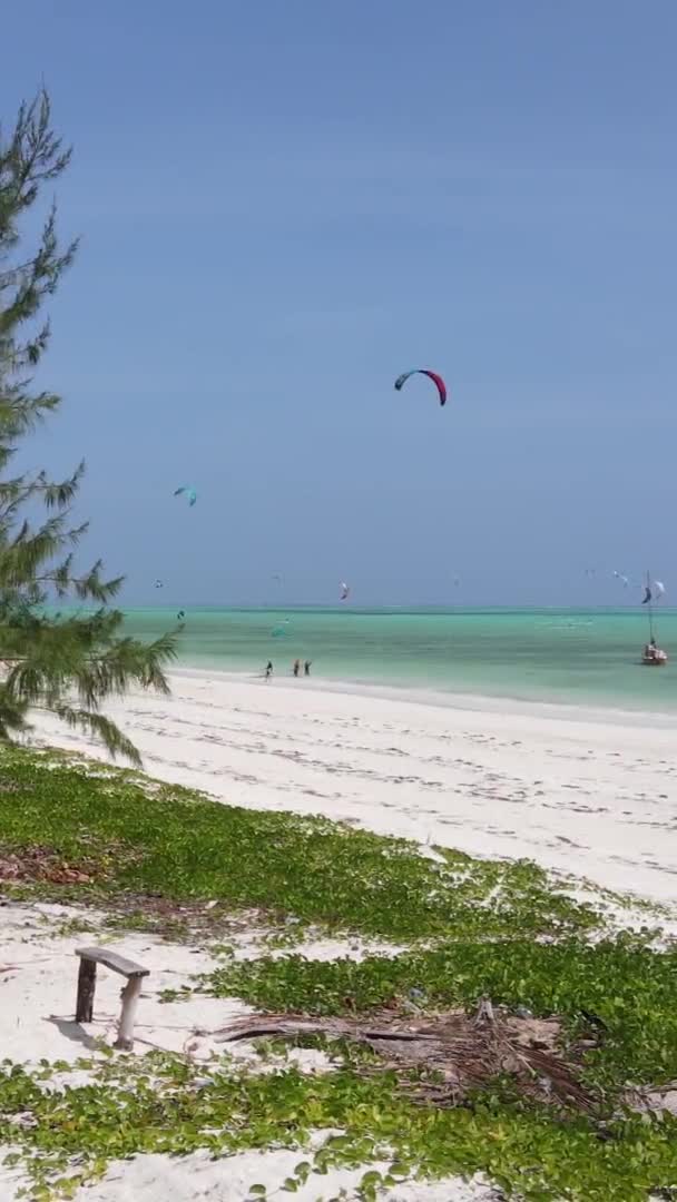 Zanzibar Tanzania Vertikal Video Kitesurfing Nära Stranden Havet Slow Motion — Stockvideo