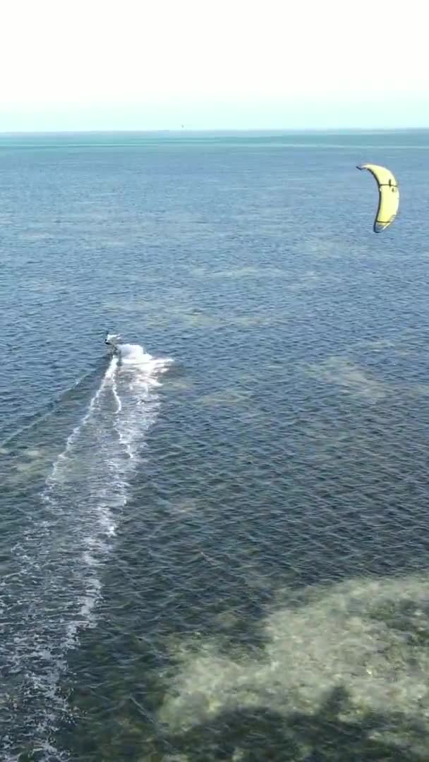 Zanzibar Tanzânia Vídeo Kitesurf Vertical Perto Costa Oceano Câmera Lenta — Vídeo de Stock