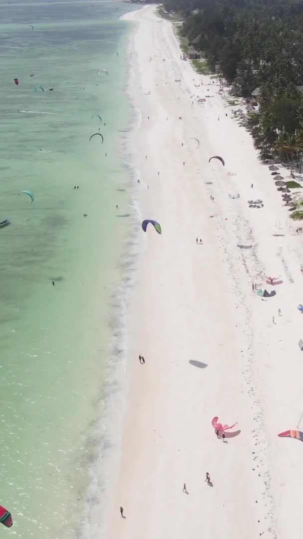 Zanzibar Tanzania Verticale Video Kitesurfen Buurt Van Kust Van Oceaan — Stockvideo