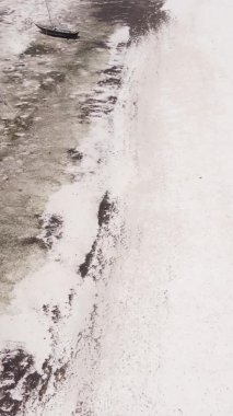 Zanzibar, Tanzanya - kıyıya yakın okyanusta alçak gelgitin dikey videosu, yavaş çekim
