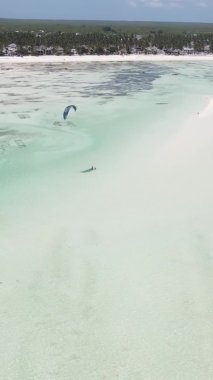 Zanzibar, Tanzanya - kıyıya yakın okyanusta alçak gelgitin dikey videosu, yavaş çekim