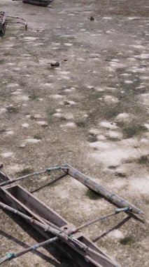 Zanzibar, Tanzanya - kıyıya yakın okyanusta alçak gelgitin dikey videosu, yavaş çekim