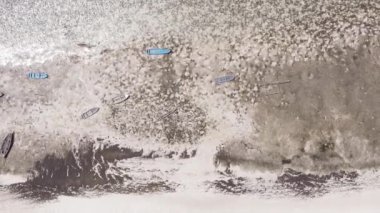 Zanzibar, Tanzanya - kıyıya yakın okyanusta alçak gelgitin dikey videosu, yavaş çekim