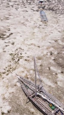 Zanzibar, Tanzanya - kıyıya yakın okyanusta alçak gelgitin dikey videosu, yavaş çekim