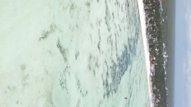 Zanzibar, Tanzanya - kıyıya yakın okyanusta alçak gelgitin dikey videosu, yavaş çekim