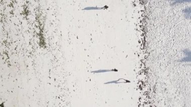 Zanzibar, Tanzanya - Sahilde futbol oynayan dikey videocular, yavaş çekim