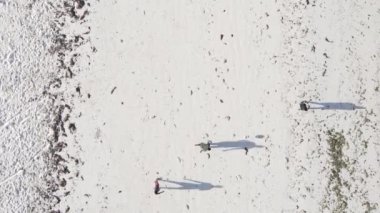 Zanzibar, Tanzanya - Sahilde futbol oynayan dikey videocular, yavaş çekim