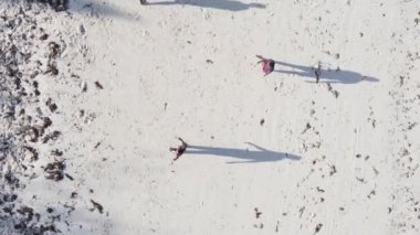 Zanzibar, Tanzanya - Sahilde futbol oynayan dikey videocular, yavaş çekim