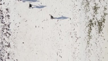 Zanzibar, Tanzanya - Sahilde futbol oynayan dikey videocular, yavaş çekim