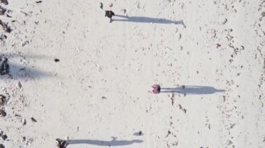 Zanzibar, Tanzanya - Sahilde futbol oynayan dikey videocular, yavaş çekim