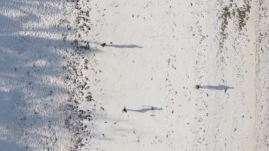 Zanzibar, Tanzanya - Sahilde futbol oynayan dikey videocular, yavaş çekim