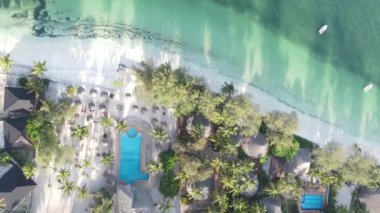 Zanzibar, Tanzanya - Tropik adada evler, yavaş çekim