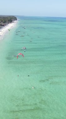 Zanzibar, Tanzanya - okyanus kıyısında dikey video uçurtmaları, yavaş çekim