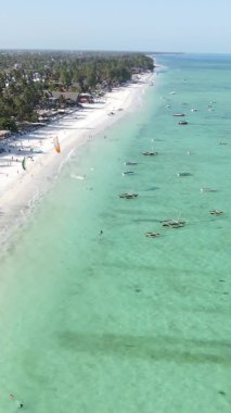 Zanzibar, Tanzanya - okyanus kıyısında dikey video uçurtmaları, yavaş çekim