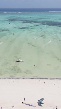Zanzibar, Tanzanya - okyanus kıyısında dikey video uçurtmaları, yavaş çekim