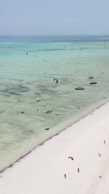 Zanzibar, Tanzanya - okyanus kıyısında dikey video uçurtmaları, yavaş çekim