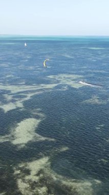Zanzibar, Tanzanya - okyanus kıyısında dikey video uçurtmaları, yavaş çekim