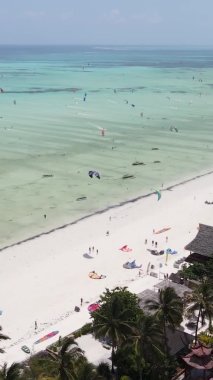 Zanzibar, Tanzanya - okyanus kıyısında dikey video uçurtmaları, yavaş çekim