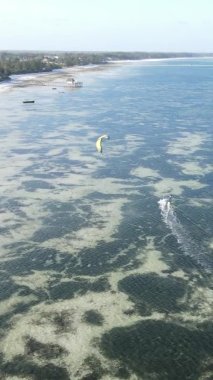 Zanzibar, Tanzanya - okyanus kıyısında dikey video uçurtmaları, yavaş çekim