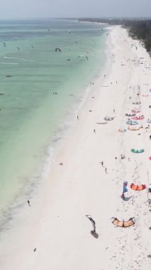 Zanzibar, Tanzanya - okyanus kıyısında dikey video uçurtmaları, yavaş çekim