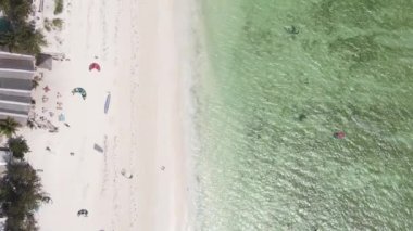 Zanzibar, Tanzanya - okyanus kıyısında dikey video uçurtmaları, yavaş çekim