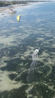 Zanzibar, Tanzanya - okyanus kıyısında dikey video uçurtmaları, yavaş çekim