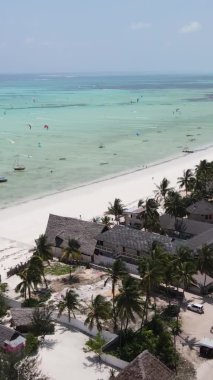 Zanzibar, Tanzanya - okyanus kıyısında dikey video uçurtmaları, yavaş çekim