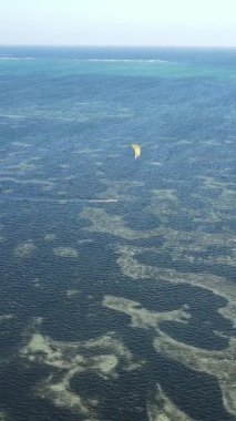 Zanzibar, Tanzanya - okyanus kıyısında dikey video uçurtmaları, yavaş çekim