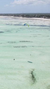 Zanzibar, Tanzanya - okyanus kıyısında dikey video uçurtmaları, yavaş çekim